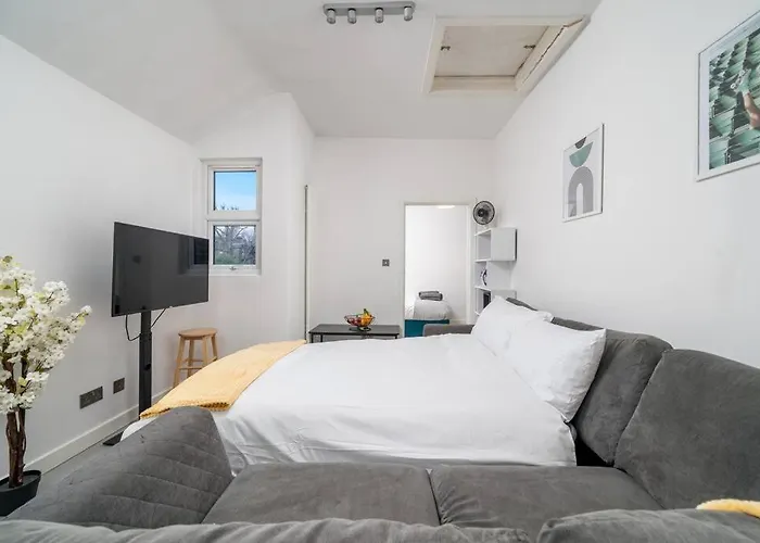 New 3Bed Stylish Apartment With Amazing Transport